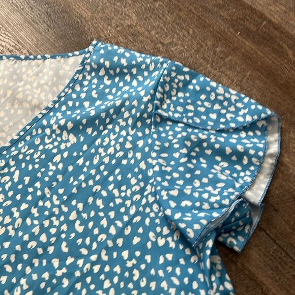 SHEIN Women’s XL Blue Heart Print V-Neck Flutter Sleeve Blouse EUC - Picture 4 of 7
